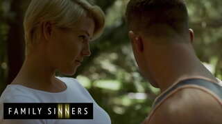 Familio Pekuloj - Ilaro Mercer - Whos Vere En Akuzo