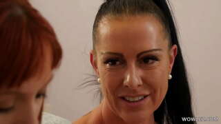 Moden Lesbisk Venner Som Har Sex For Første Gang