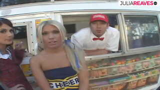 Roomys verkoper maak threesome fuck in sy ys room van