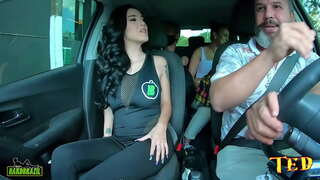 Hun são paulo naken i bilen og ønsker å gjøre sin første pornofilm