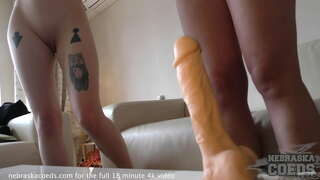 Hazing vifaranga kujaribu tofauti dildos kuona jinsi kubwa ni kubwa mno