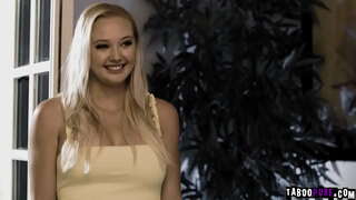 Милфа Лорен Филлипс һәм возбужденный яшүсмер Пейсли Портер чират буенча бара россиялелђр љстђн бу члене, Откусывая зур ирләр ит.