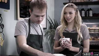 Young guy fa&#039;i ki tona GF e ia te tinihanga ki runga ki a ia no te mea o te sex