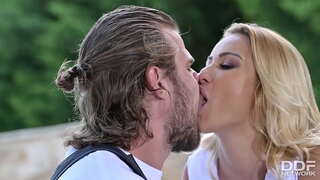 Sexy blondýna Cherry Kiss Anal Fucked podle Instalatér Potrubí Sexy blondýna Cherry Kiss Anal Fucked podle Instalatér Potrubí