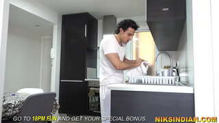 ���្នកបម្រើបានឃើញមេការរបស់កូនស្រី peeing និងបន្ទាប់វីដេអូរបស់នាងសត្វលា