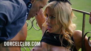 Секс паркында белән грудастой милфой блондинкой