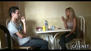 Jongen zit en staart