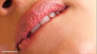 ���ෙන ලැබෙන ඇය විසින් ලකුණු masturbating සමග ඇඟිලි සහ dildo දී මට දෙන්න රෝස