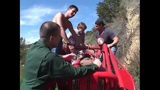 Perverse svart flokse Kelly Starr med store knockers har da fire kåte karer stakk henne i alle hennes jævla hull