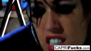 Brunetka dieťa dostane banged