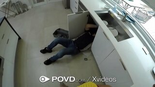 ���ெரிய டிக் ஸ்லைடுகளை ஒரு இறுக்கமான அழகி செக்ஸ்