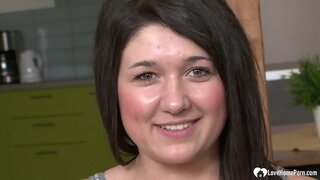 Аматерски бабе отсосет га солидан црна члан и добити хард трах у своју маца.