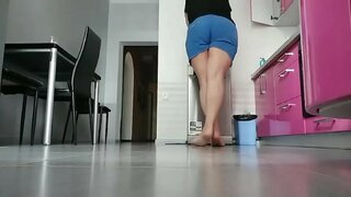 Mami të luajnë në kuzhinë. Shumë me brirë dhe i lagësht pidhi