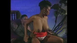 Čierny chlap olizuje hairy pussy eben babe a šuká jej psík štýlu na stoličke